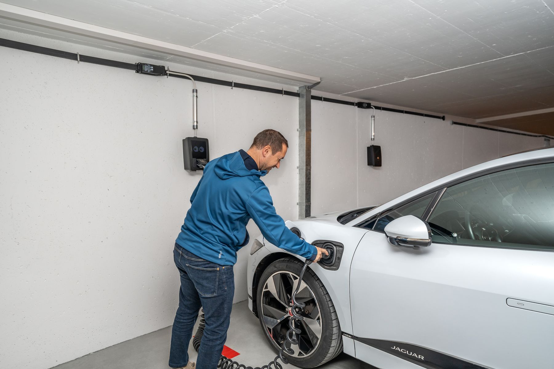 Elektrofahrzeug an einem AC-Ladepunkt