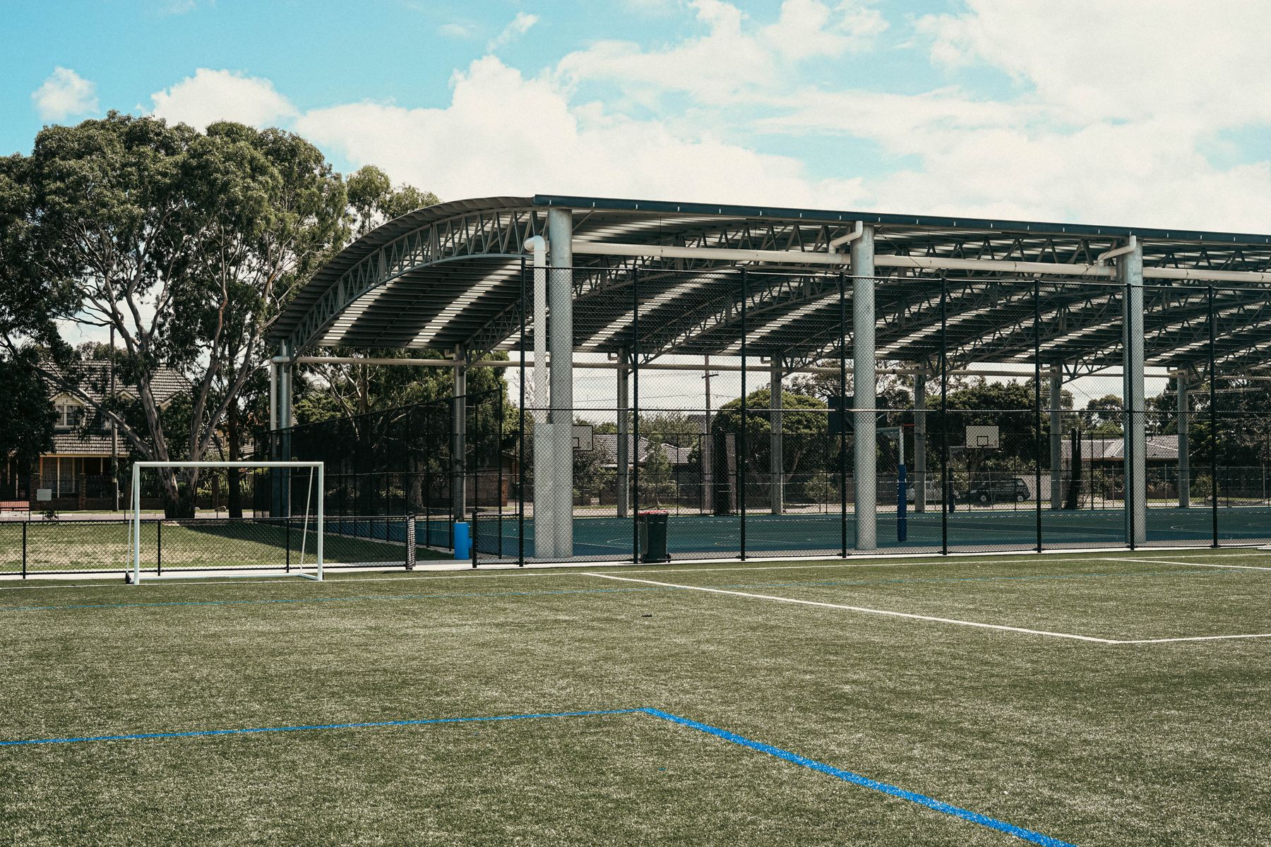 Sportanlage mit Fußballfeld und überdachten Spielflächen
