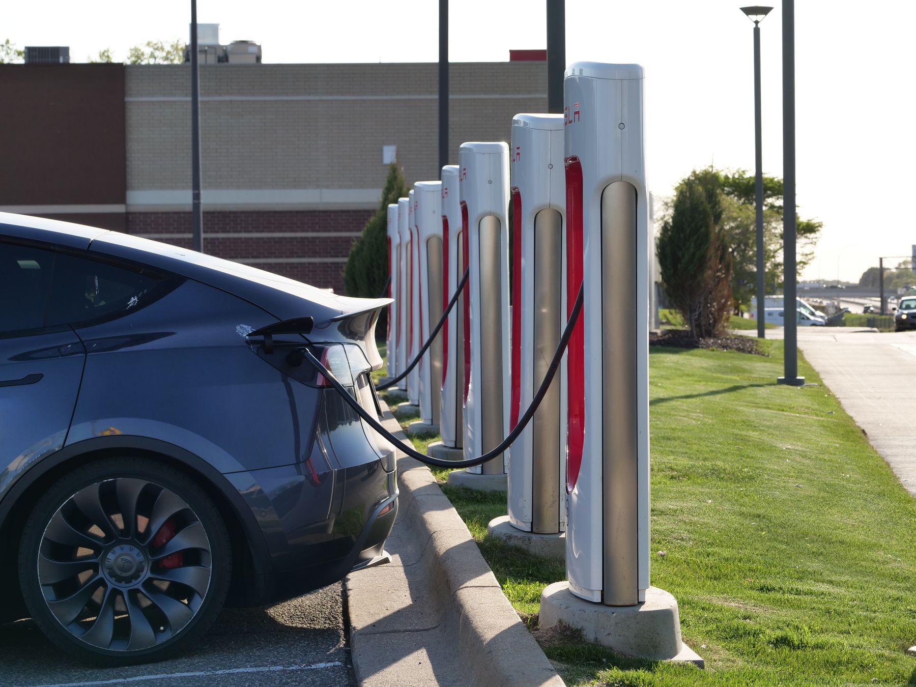 Elektrofahrzeug an einem Ladepark mit mehreren Schnellladepunkten