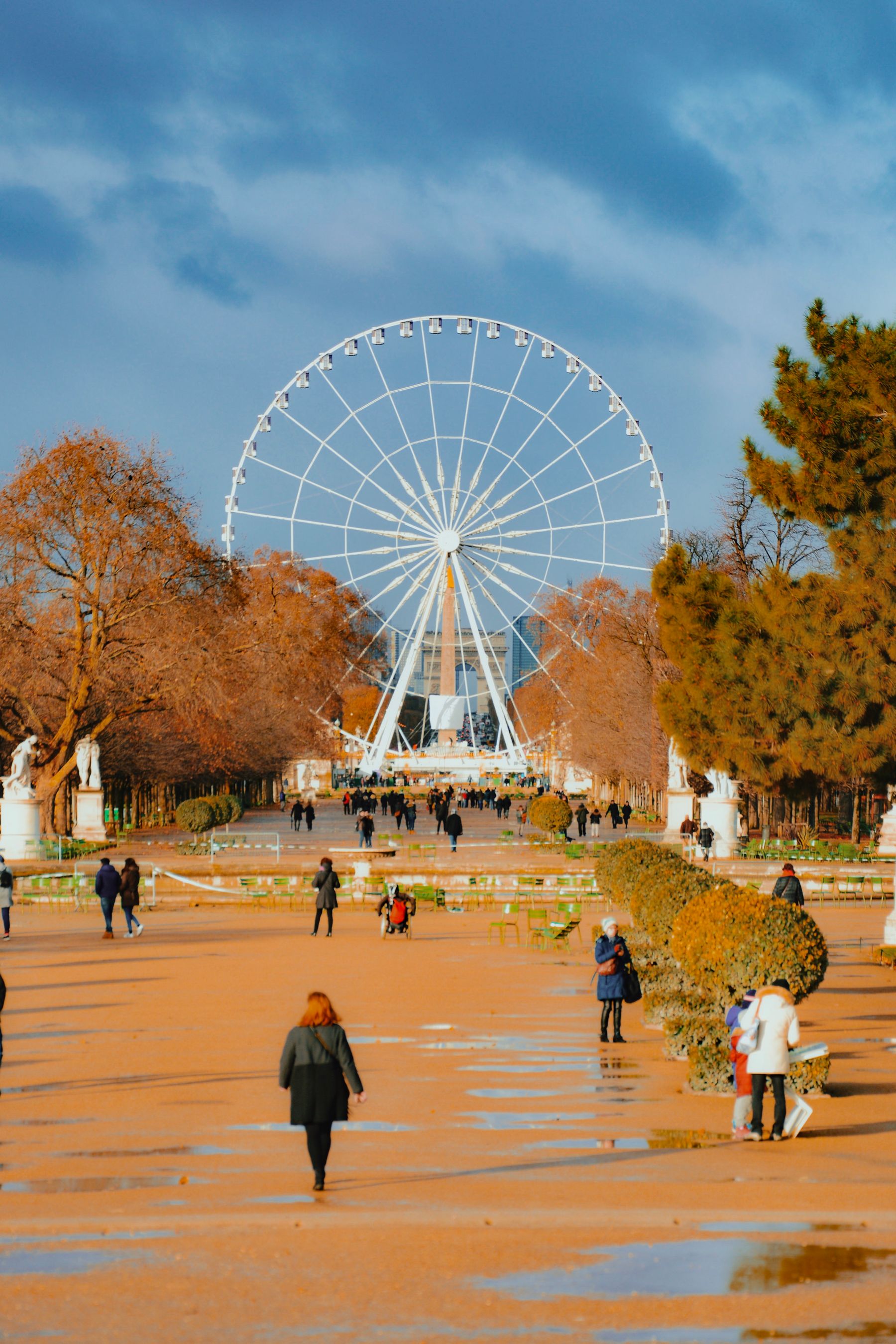 Besucherinnen und Besucher an einem Freizeitziel mit Riesenrad