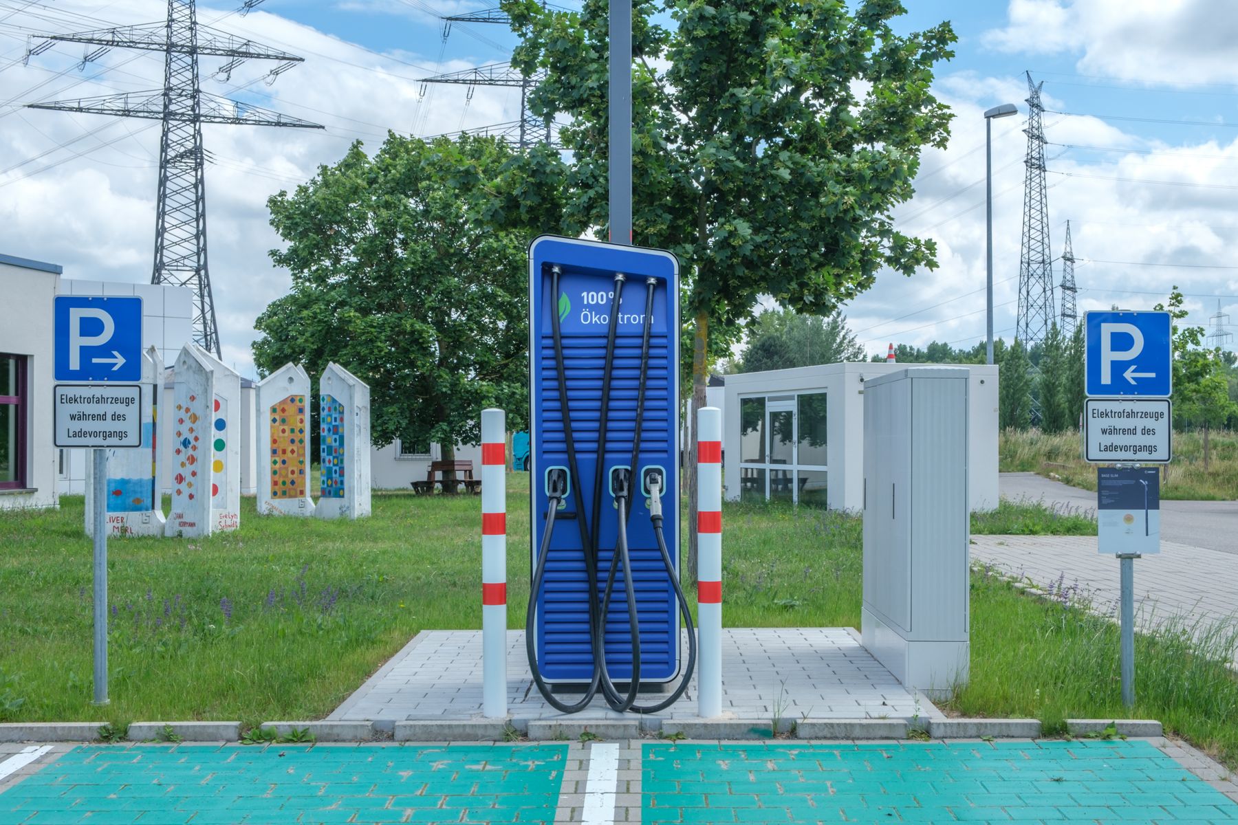 Öffentlicher Schnellladepunkt an einer kommunalen Parkfläche