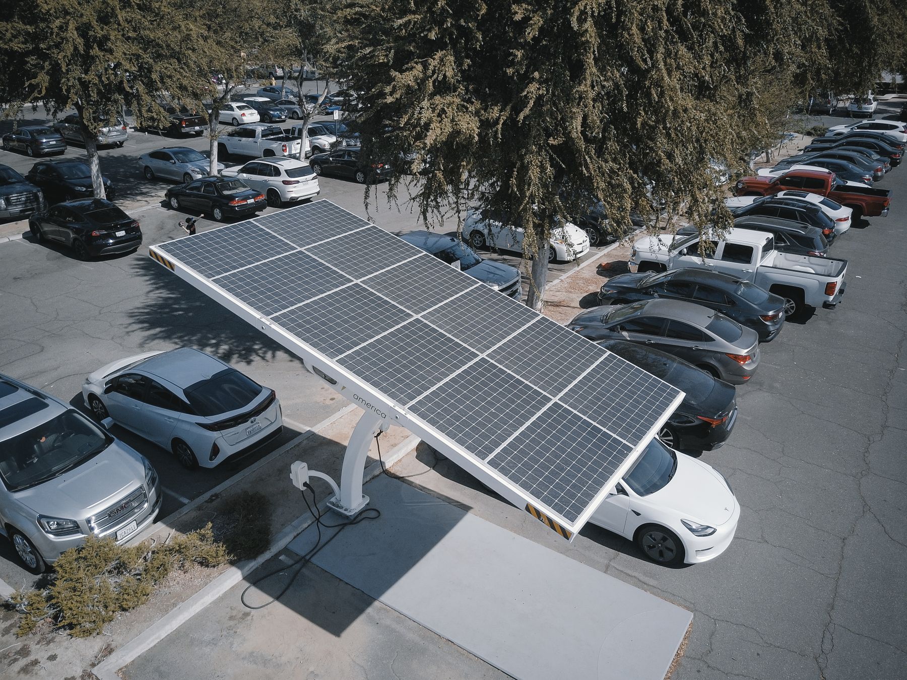 Solardach mit Ladepunkten auf einem Parkplatz