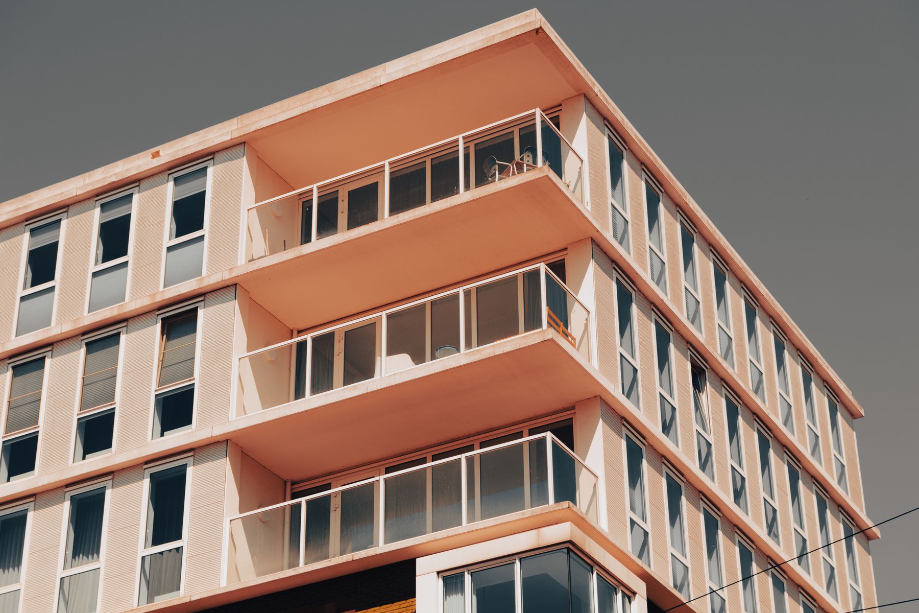 Fassade eines modernen Wohngebäudes mit Balkonen