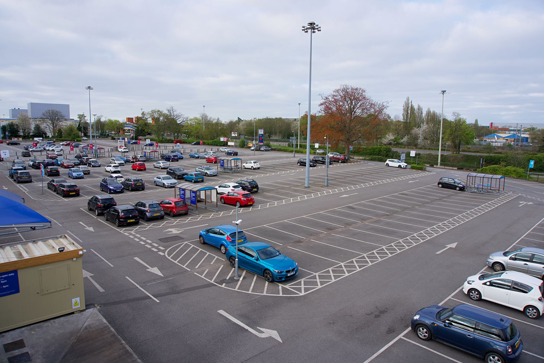 Kundenparkplatz eines Einkaufsstandorts mit unterschiedlich langen Aufenthaltszeiten